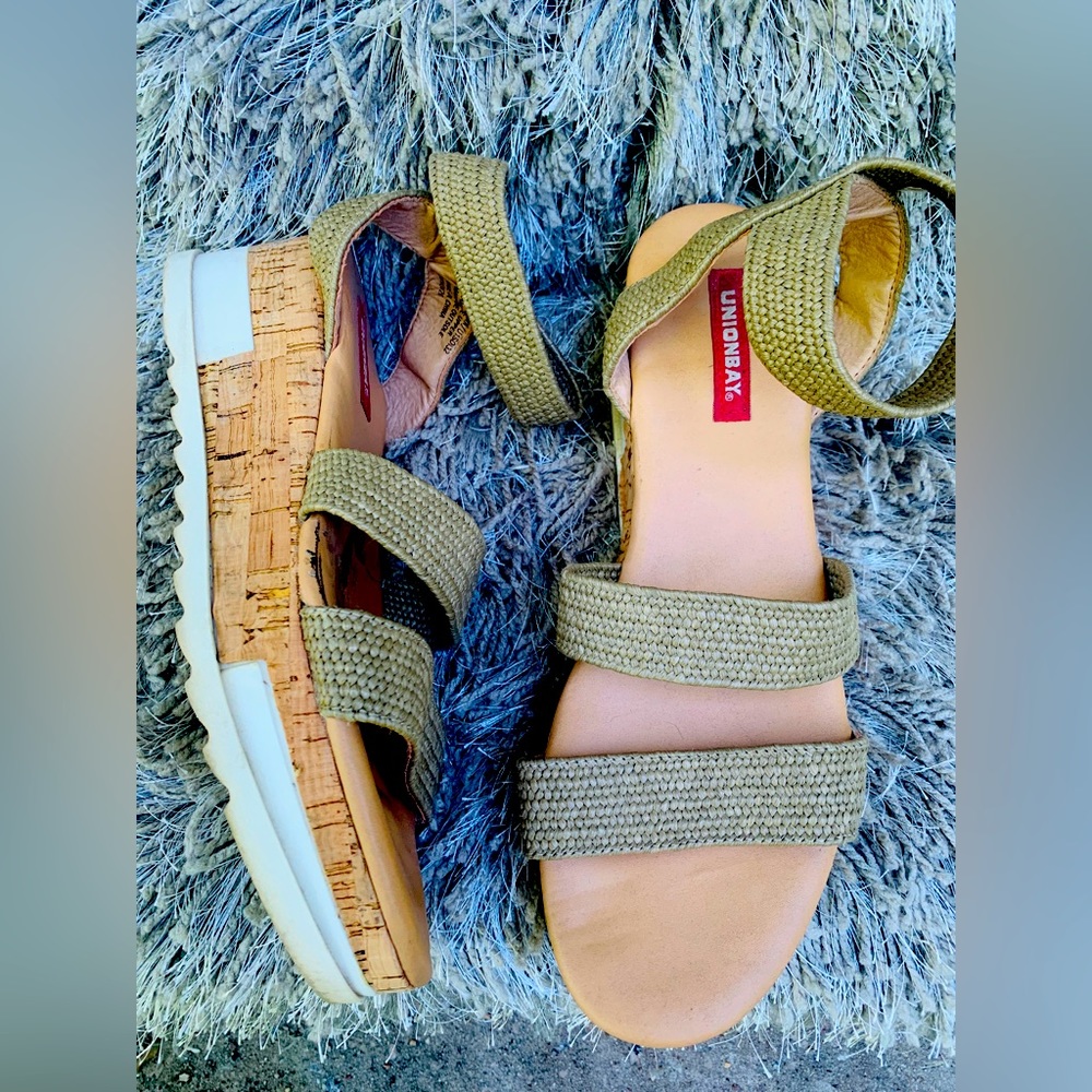 Wedges super comfortable ready to meet you.